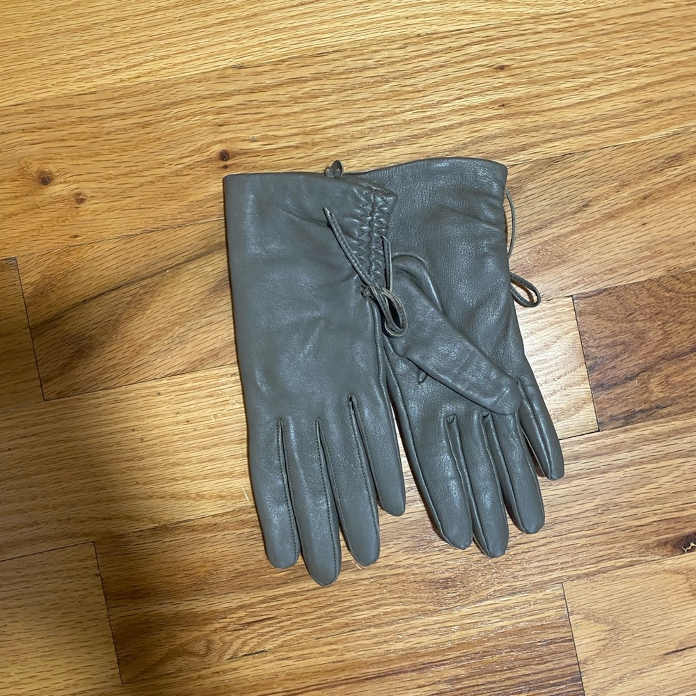 Elegant Gray Leather Gloves